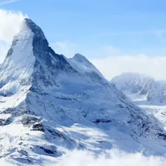 Majestatyczny szczyt Matterhorn, korona Europy, w otoczeniu innych ośnieżonych gór.