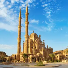 Imponująca budowla z minaretami, jedna z głównych atrakcji Sharm El Sheikh, na tle błękitnego nieba.