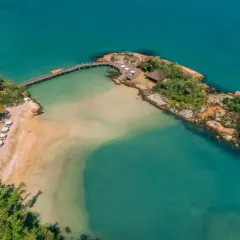 Rajska plaża z pomostem i leżakami. Idealne miejsce, by zobaczyć Brazylię i odpocząć.