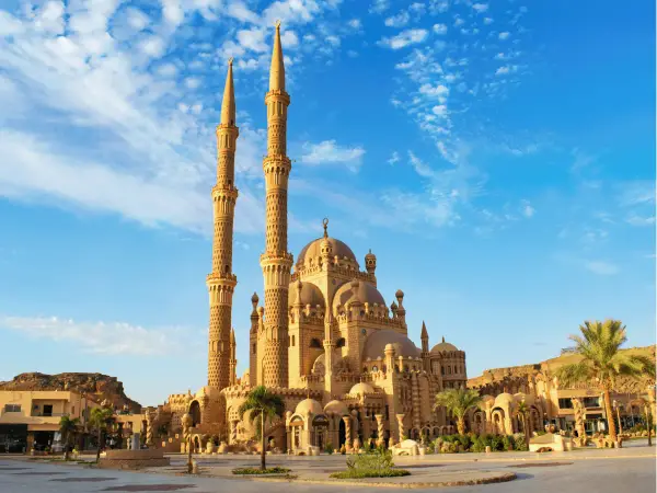 Imponująca budowla z minaretami, jedna z głównych atrakcji Sharm El Sheikh, na tle błękitnego nieba.