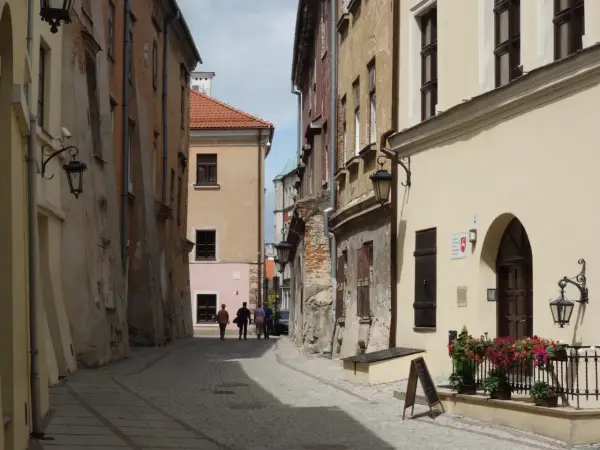 Spacer po urokliwej uliczce Lublina, gdzie stare kamienice tworzą niepowtarzalny klimat. Idealne miejsce na odkrywanie lubelskich atrakcji dla młodzieży.
